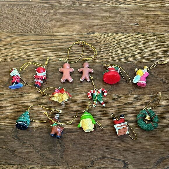 Lot of 13 small resin plastic Christmas tree ornaments - Picture 2 of 6